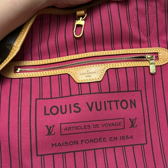 Louis Vuitton - Picture 6 of 7